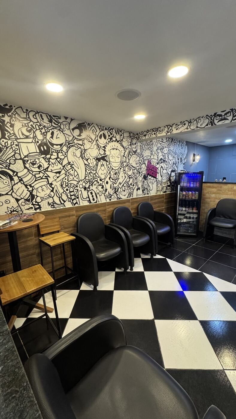 Área de espera com mural e piso xadrez