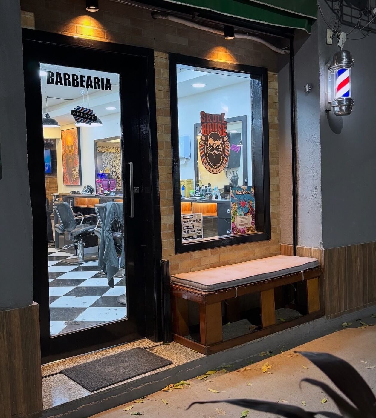 Fachada da Skull House Barbearia